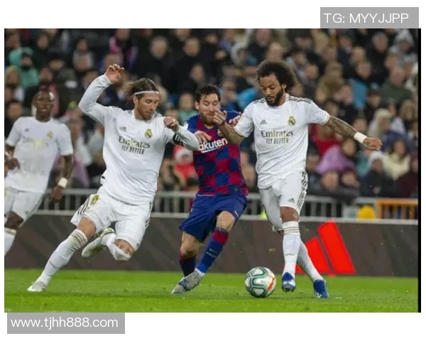 足球明星与棋盘的精彩对决高清照片展现运动与智慧的完美结合 足球明星与棋盘的精彩对决高清照片展现运动与智慧的完美结合