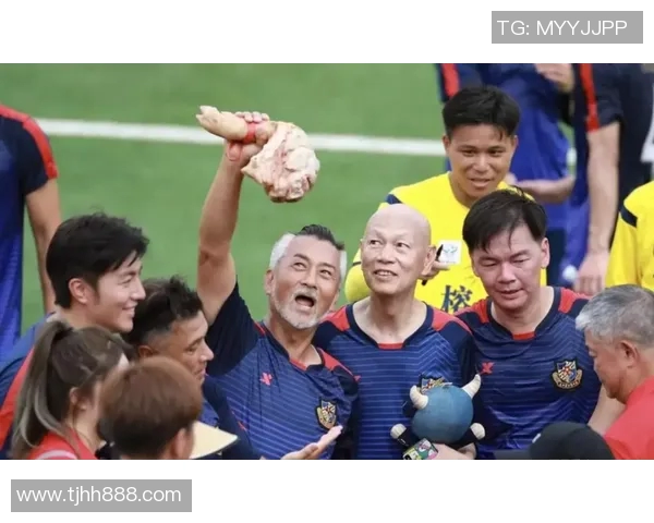 足球明星搞笑赛场趣事连连欢笑不断尽显球技与幽默魅力